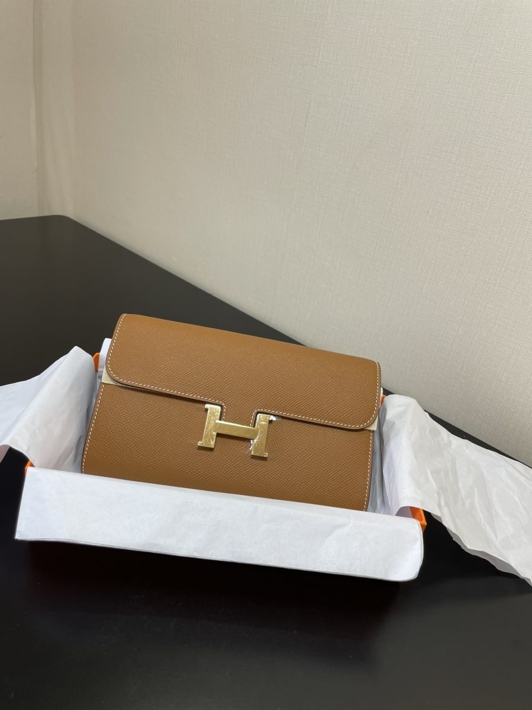 Constance To Go — 20.5 × 13 × 2 cm — Golden Brown — Epsom leather — Gold-tone hardware