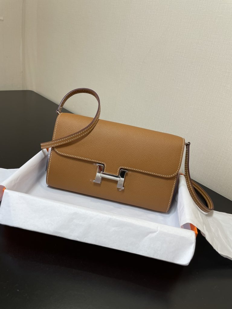 Constance To Go — 20.5 × 13 × 2 cm — Golden Brown — Epsom leather — Silver-tone hardware