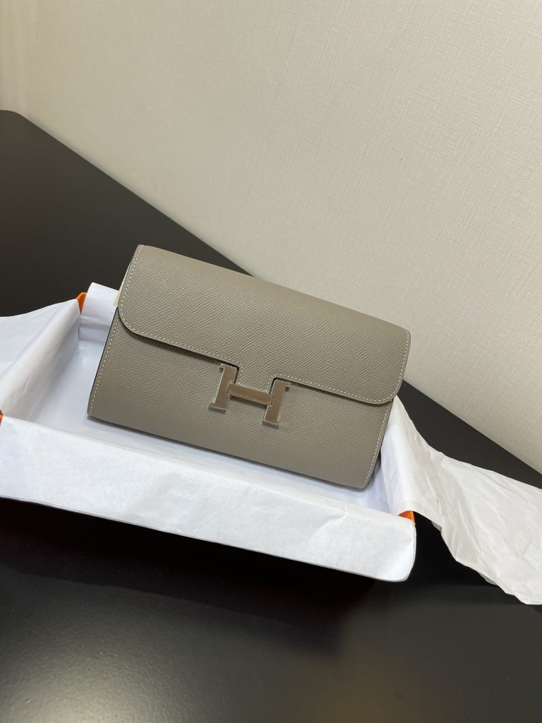 Constance To Go — 20.5 × 13 × 2 cm — Asphalt Gray — Epsom leather — Silver-tone hardware