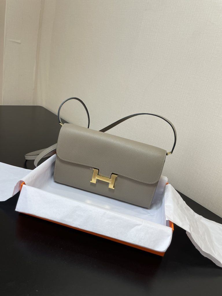 Constance To Go — 20.5 × 13 × 2 cm — Asphalt Gray — Epsom leather — Gold-tone hardware