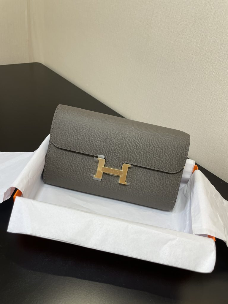 Constance To Go — 20.5 × 13 × 2 cm — Tin Gray — Epsom leather — Gold-tone hardware