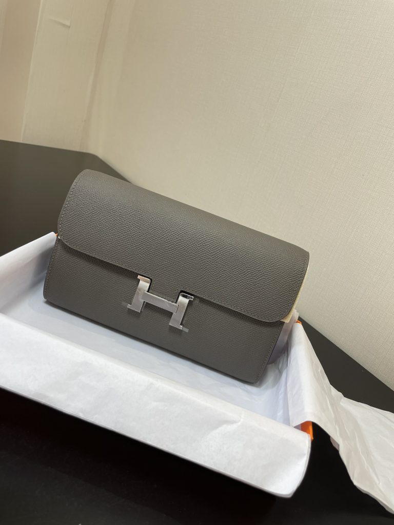 Constance To Go — 20.5 × 13 × 2 cm — Tin Gray — Epsom leather — Silver-tone hardware
