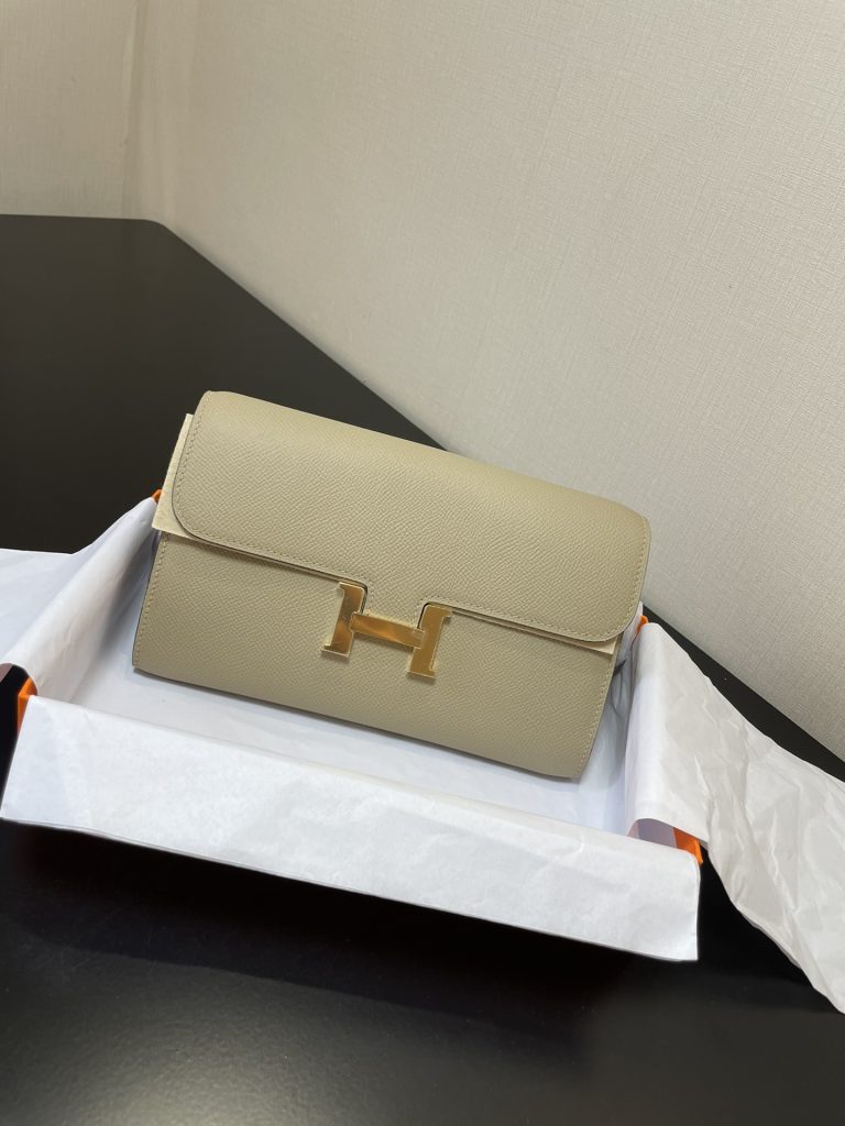 Constance To Go — 20.5 × 13 × 2 cm — Light Gray — Epsom leather — Gold-tone hardware