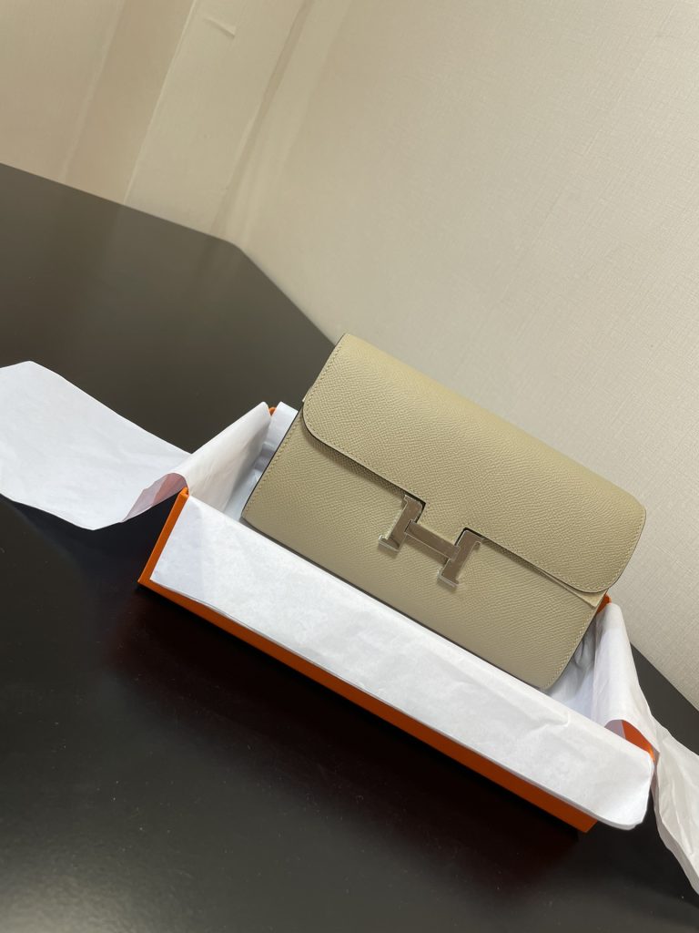 Constance To Go — 20.5 × 13 × 2 cm — Light Gray — Epsom leather — Silver-tone hardware