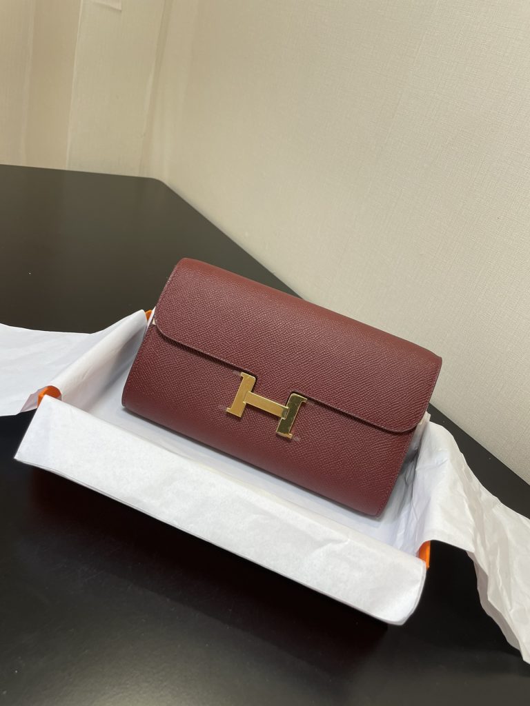 Constance To Go — 20.5 × 13 × 2 cm — Burgundy — Epsom leather — Gold-tone hardware