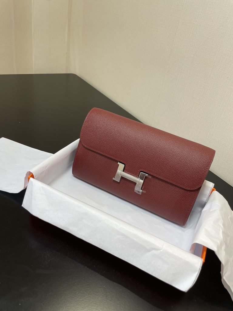 Constance To Go — 20.5 × 13 × 2 cm — Burgundy — Epsom leather — Silver-tone hardware