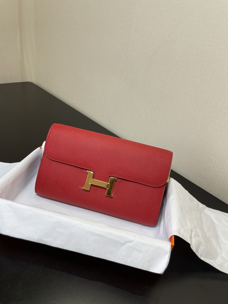 Constance To Go — 20.5 × 13 × 2 cm — Xinhong Red — Epsom leather — Gold-tone hardware