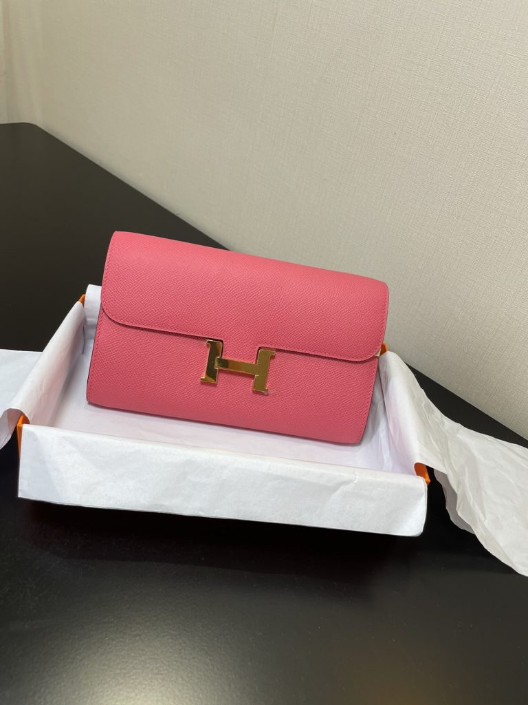 Constance To Go — 20.5 × 13 × 2 cm — Lipstick Pink — Epsom leather — Gold-tone hardware