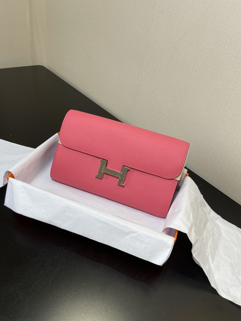 Constance To Go — 20.5 × 13 × 2 cm — Lipstick Pink — Epsom leather — Silver-tone hardware