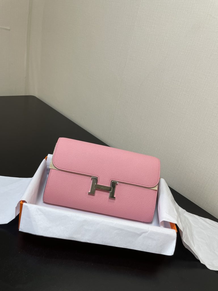Constance To Go — 20.5 × 13 × 2 cm — Epsom leather — Silver-tone hardware