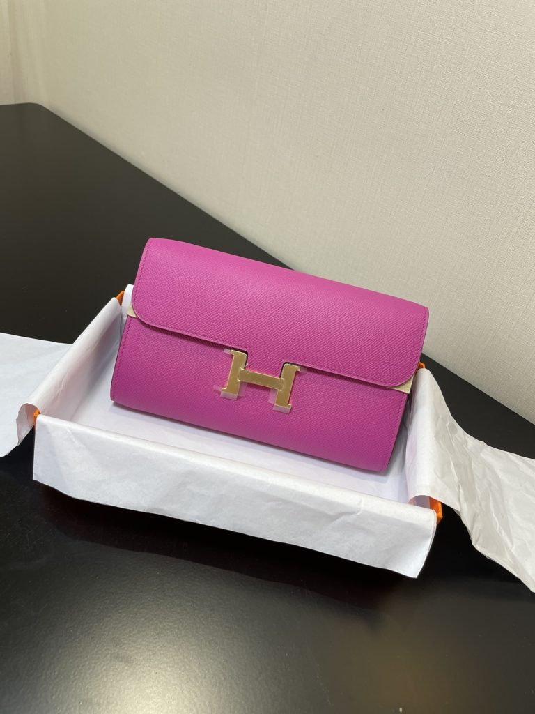 Constance To Go — 20.5 × 13 × 2 cm — Magnolia Pink — Epsom leather — Gold-tone hardware
