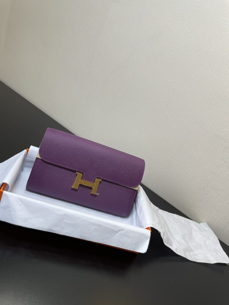 Constance To Go — 20.5 × 13 × 2 cm — Sea Anemone Purple — Epsom leather — Gold-tone hardware