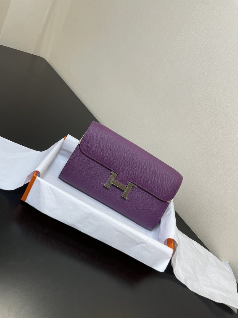 Constance To Go — 20.5 × 13 × 2 cm — Sea Anemone Purple — Epsom leather — Silver-tone hardware