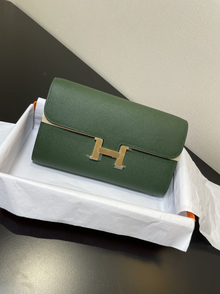 Constance To Go — 20.5 × 13 × 2 cm — Jungle Green — Epsom leather — Gold-tone hardware