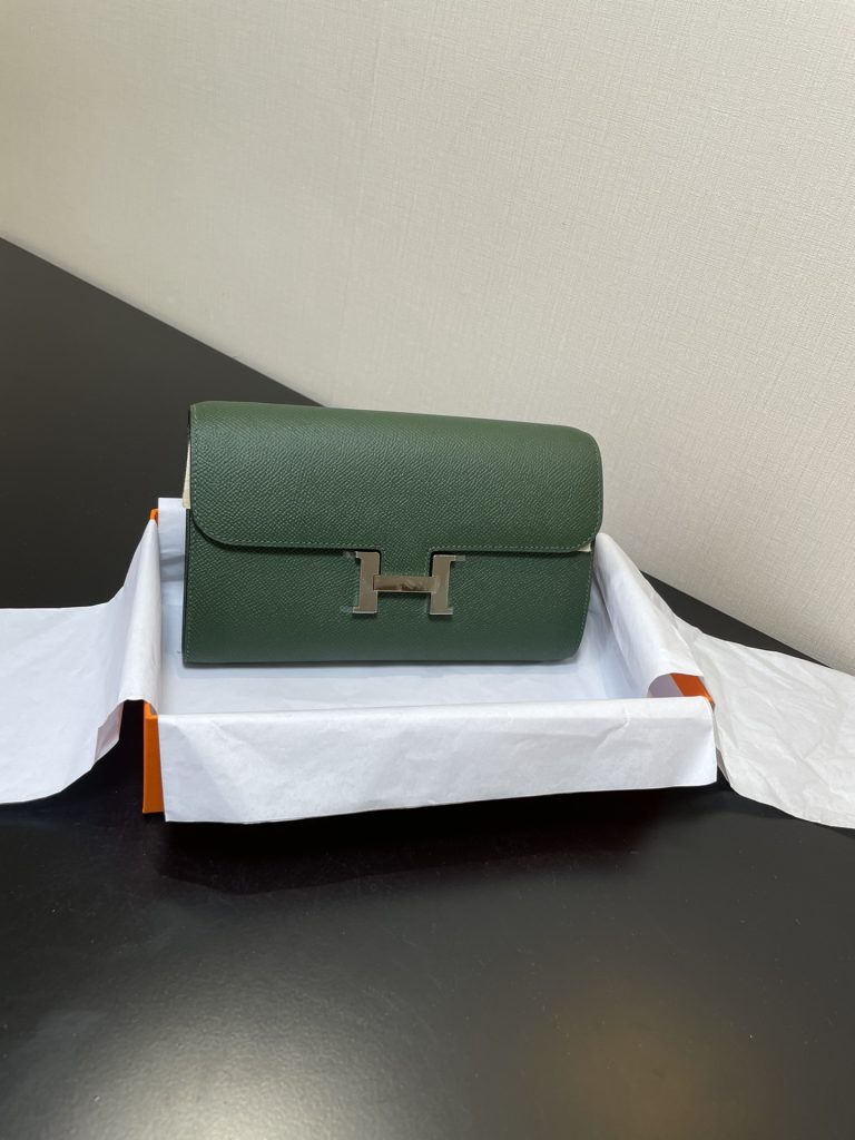 Constance To Go — 20.5 × 13 × 2 cm — Jungle Green — Epsom leather — Silver-tone hardware