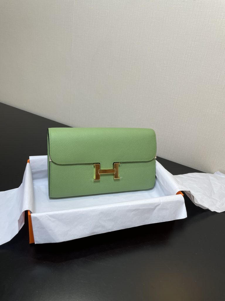 Constance To Go — 20.5 × 13 × 2 cm — Avocado Green — Epsom leather — Gold-tone hardware
