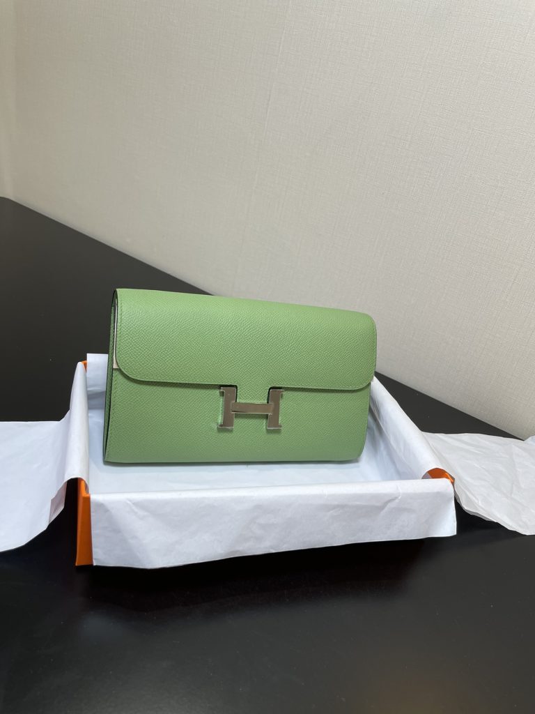 Constance To Go — 20.5 × 13 × 2 cm — Avocado Green — Epsom leather — Silver-tone hardware