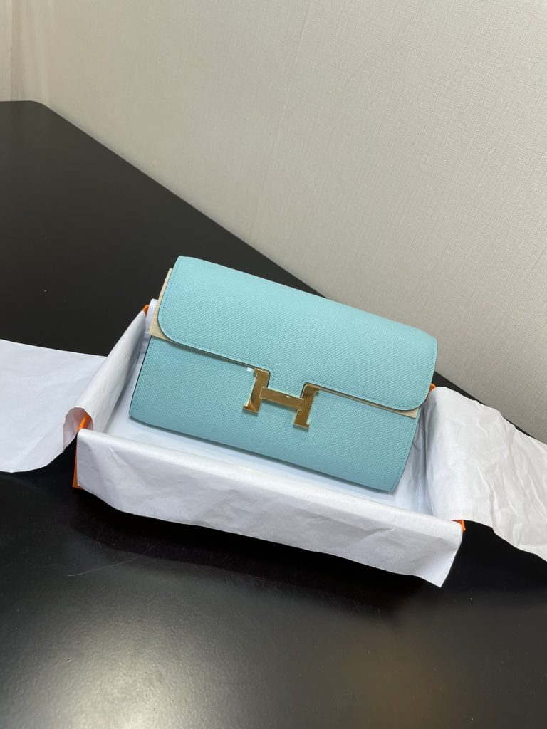Constance To Go — 20.5 × 13 × 2 cm — Macaron — Epsom leather — Gold-tone hardware
