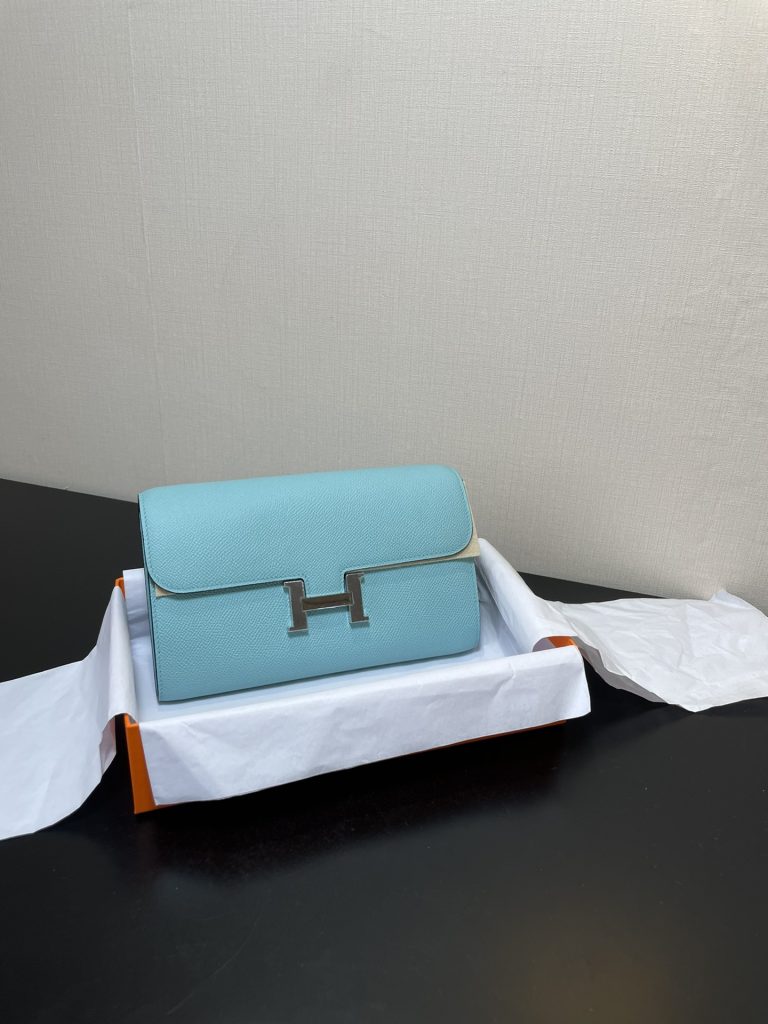 Constance To Go — 20.5 × 13 × 2 cm — Macaron — Epsom leather — Silver-tone hardware