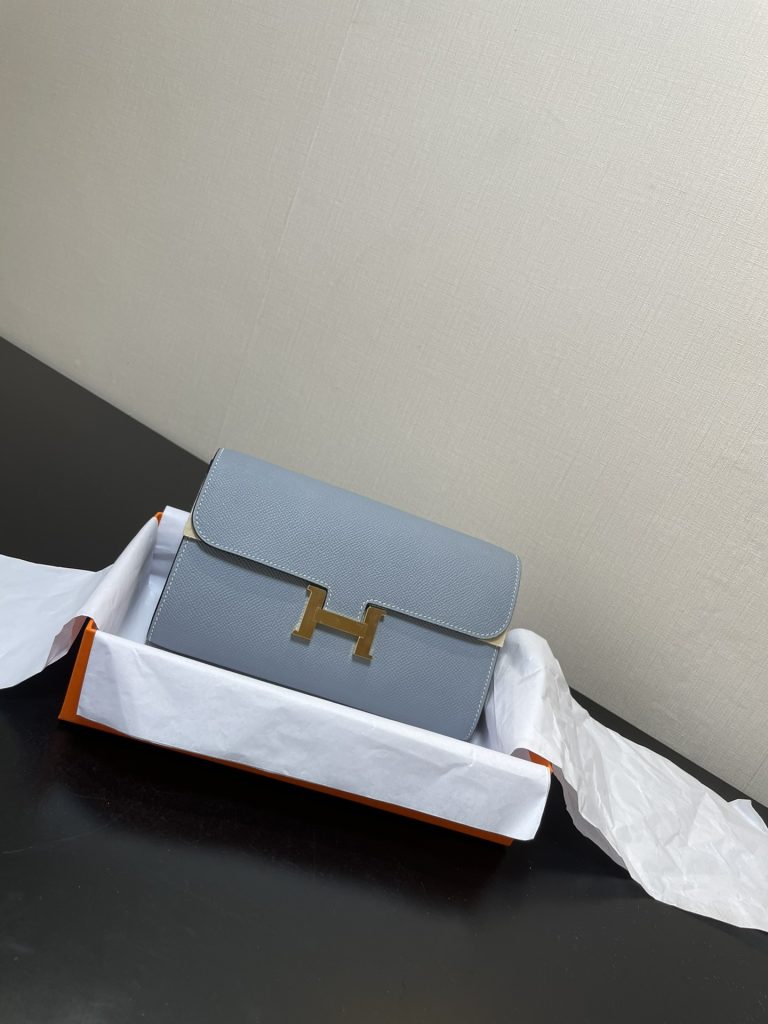 Constance To Go — 20.5 × 13 × 2 cm — Linen Blue — Epsom leather — Gold-tone hardware