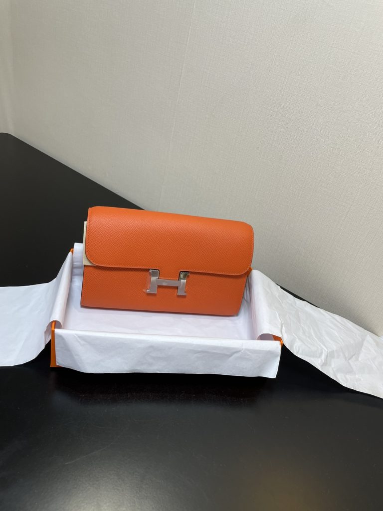 Constance To Go — 20.5 × 13 × 2 cm — Orange — Epsom leather — Silver-tone hardware