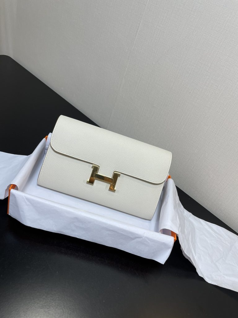 Constance To Go — 20.5 × 13 × 2 cm — Milkshake White — Epsom leather — Gold-tone hardware