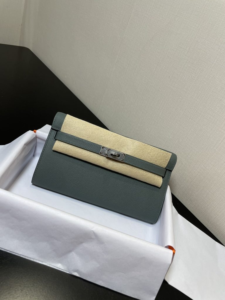 Kelly WOC — 20.5 × 11 × 2 cm — Almond Green — Epsom leather