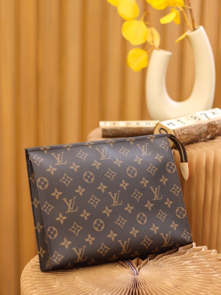 M47542 Classic Monogram Toiletry Bag | Unisex | 26 × 20 × 5 cm