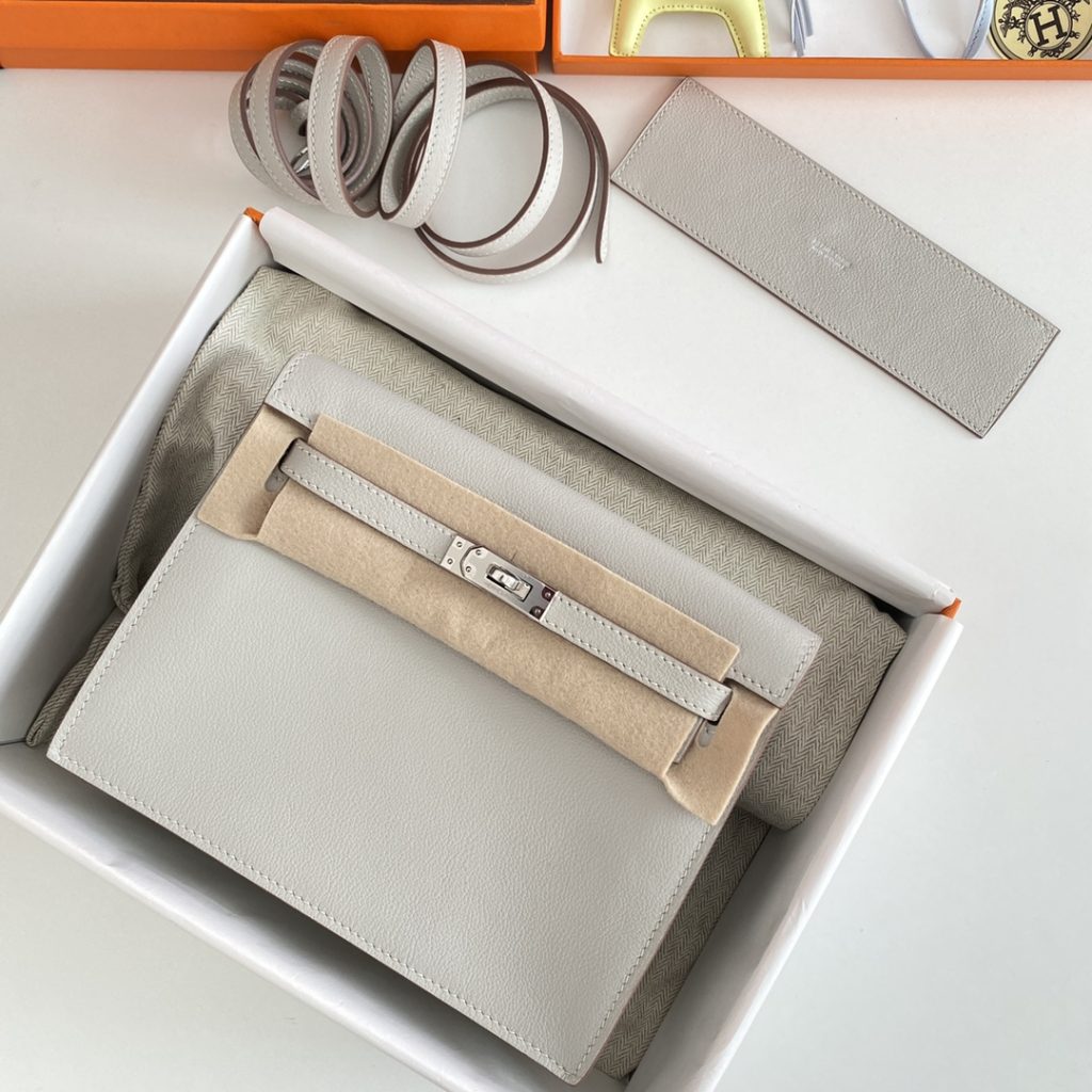 Kelly Danse II — 22 cm — Pearl Gray — Evercolor leather — Silver-tone hardware