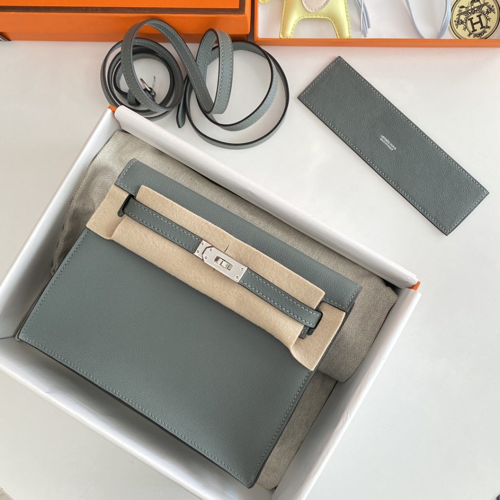 Kelly Danse — 22 cm — Almond Green — Evercolor leather — Silver-tone hardware