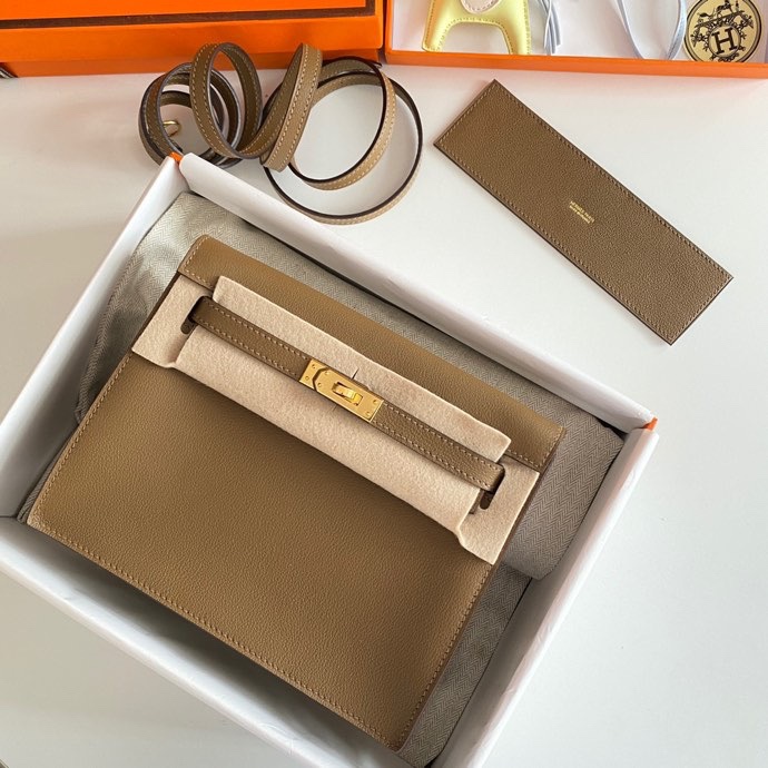 Kelly Danse — 22 cm — Weimaraner Beige — Evercolor leather — Gold-tone hardware