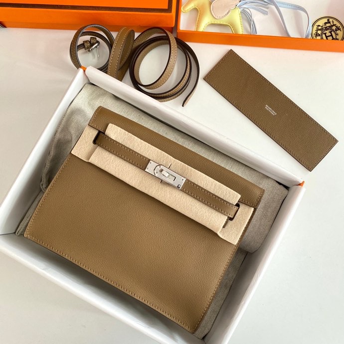 Kelly Danse — 22 cm — Weimaraner Beige — Evercolor leather — Silver-tone hardware