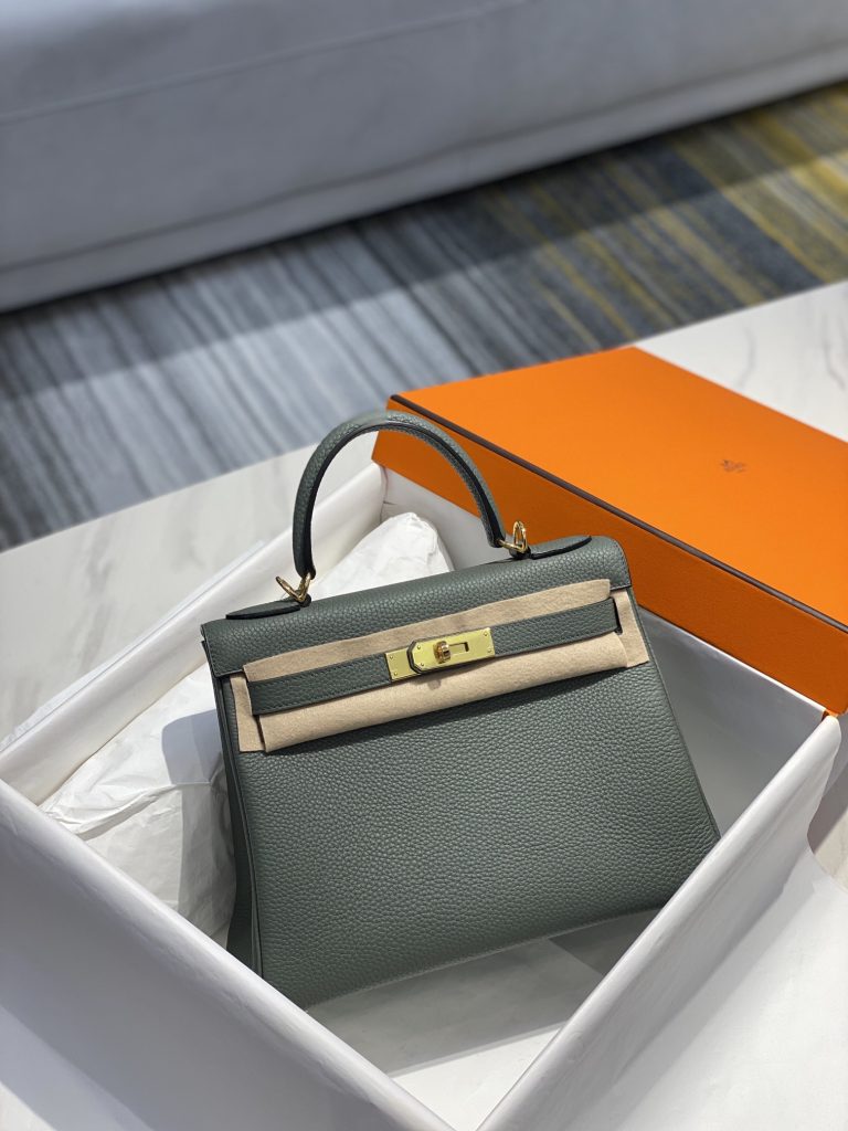 Kelly — 25/28 cm — Almond Green — Togo leather — Gold-tone or silver-tone hardware