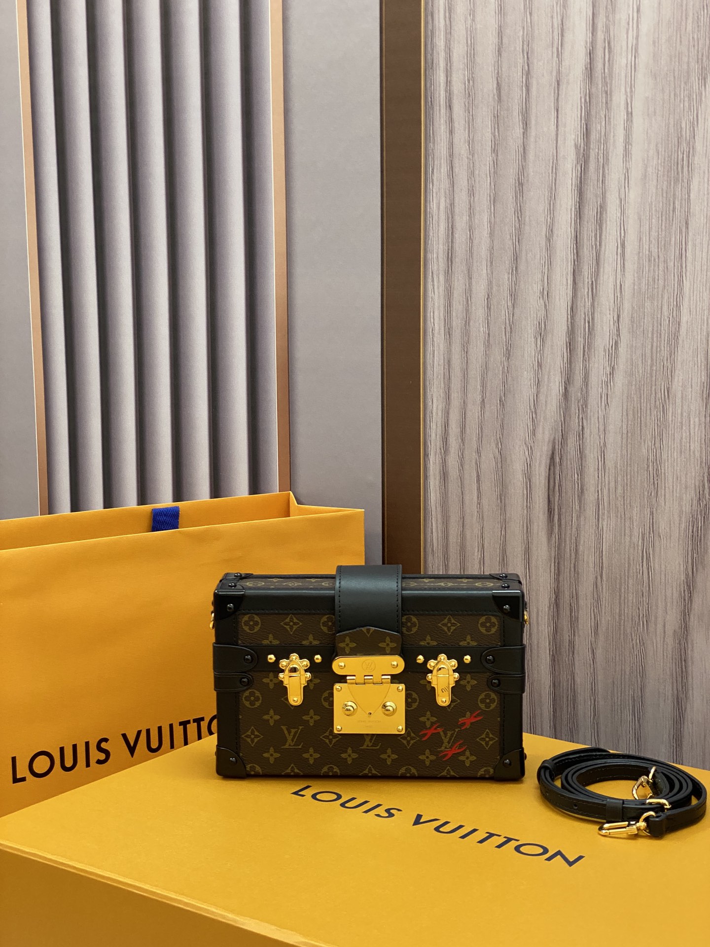 LV M45943 Petite Malle Shoulder Bag | Monogram