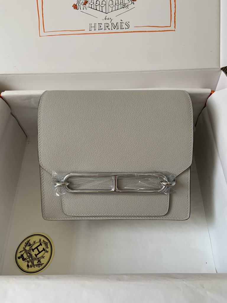 Roulis — 19 cm — Pearl Gray — Evercolor leather — Gold-tone or silver-tone hardware