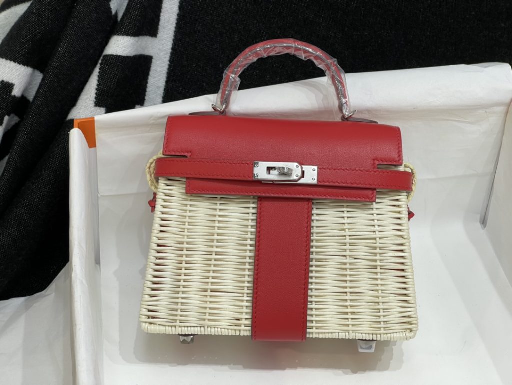 Kelly Picnic — 20 cm — Swift leather — a woven wicker body — Gold-tone or silver-tone hardware