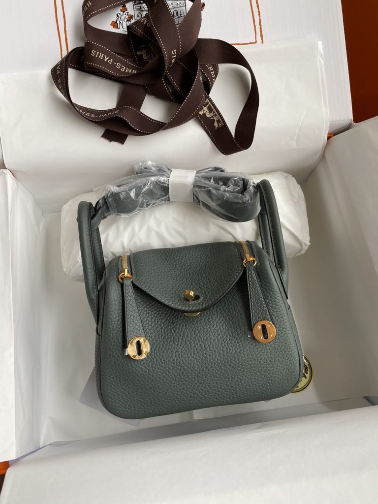 Mini Lindy — 19/26 cm — Almond Green — TC leather — Gold-tone hardware