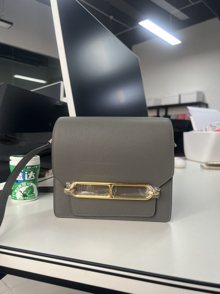 Roulis — 19 cm — Nimbus Gray — Evercolor leather — Gold-tone or silver-tone hardware