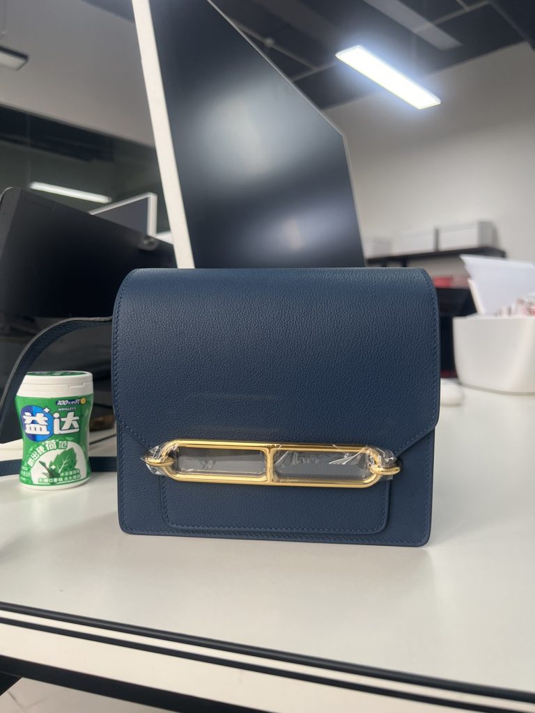 Roulis — 19 cm — Sapphire Blue — Evercolor leather — Gold-tone or silver-tone hardware