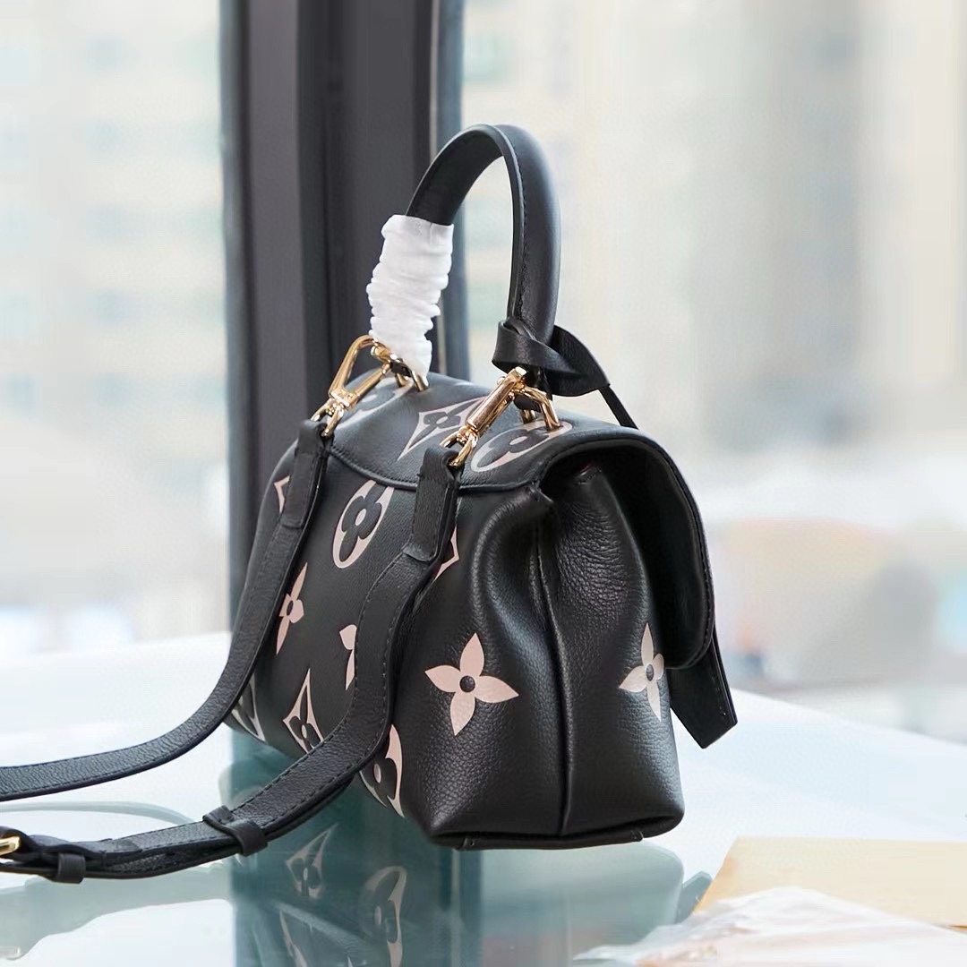 LV 45976 Medium Black Embossed Monogram Bag - 图片 3