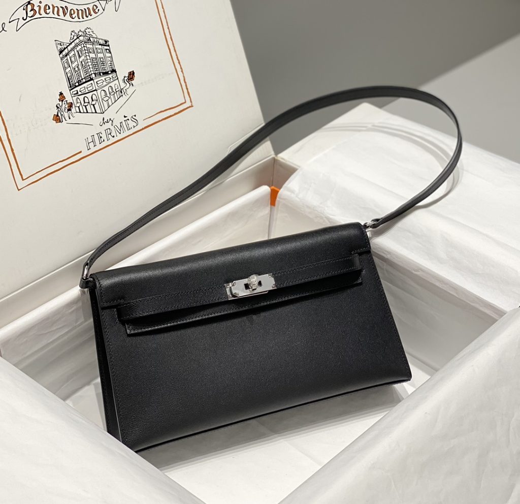 Kelly Elan — 27 × 15 × 5 cm — Black — cowhide leather — Silver-tone hardware