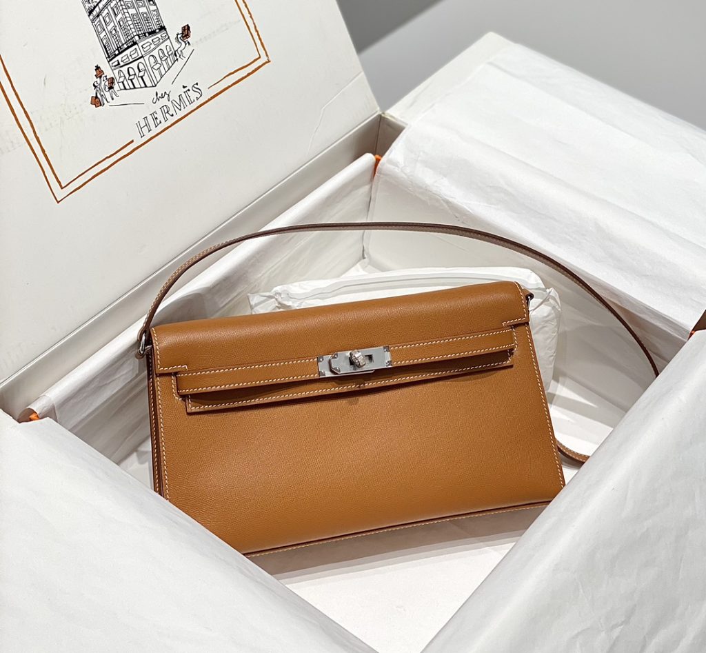 Kelly Elan — 27 × 15 × 5 cm — Golden Brown — cowhide leather — Silver-tone hardware
