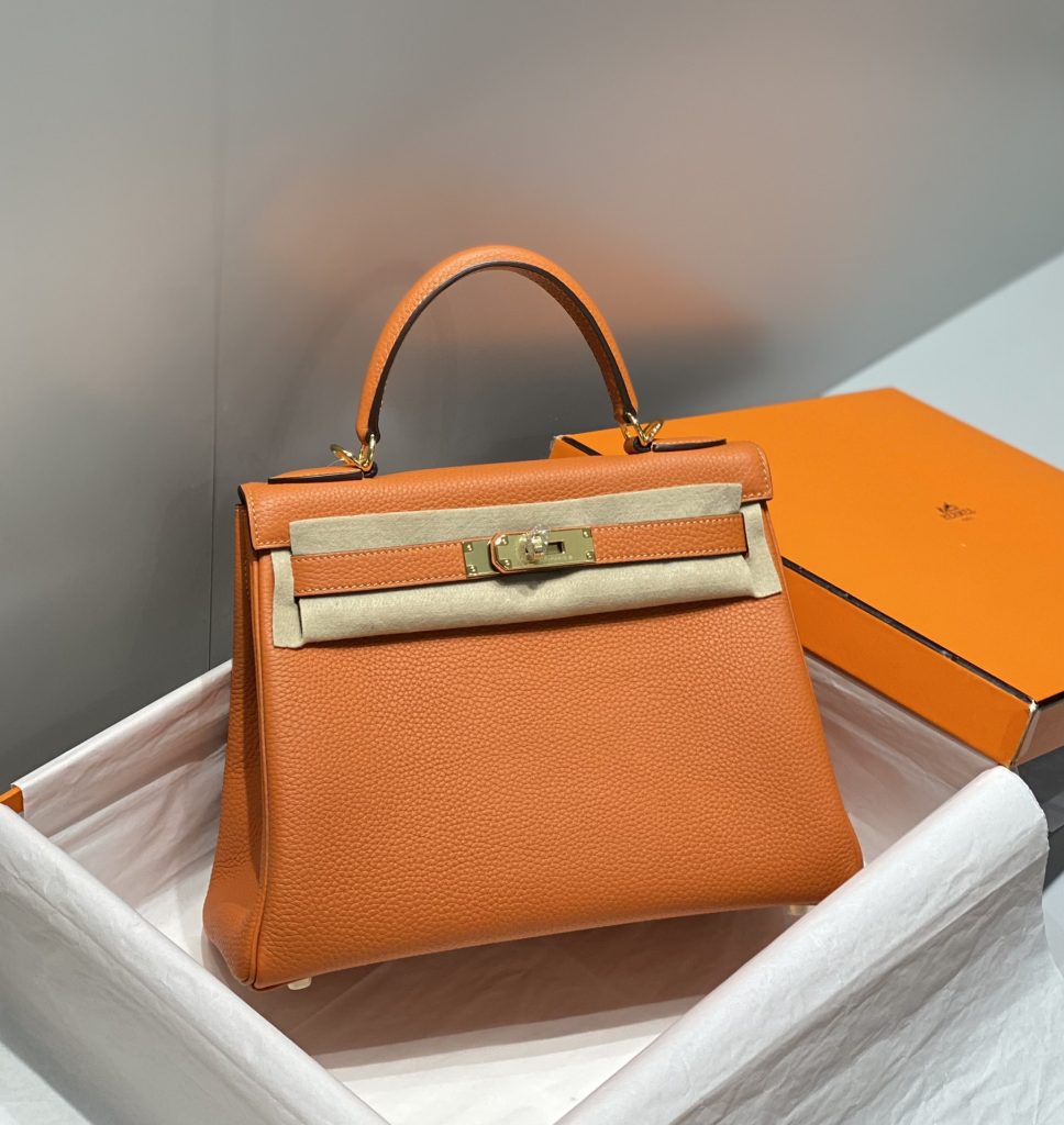 Kelly — 25/28 cm — Orange — Togo leather — Gold-tone or silver-tone hardware