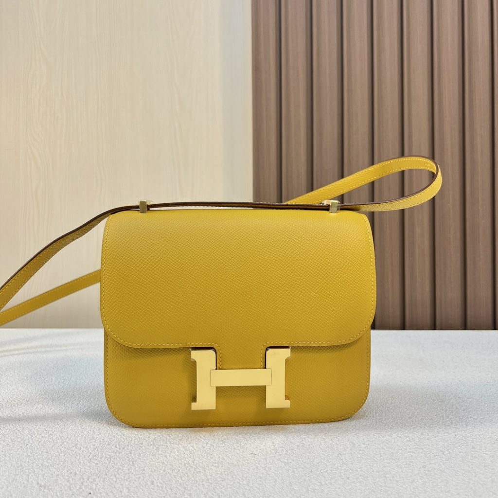 Constance — 19 cm — Amber Yellow — Epsom leather — Gold-tone hardware