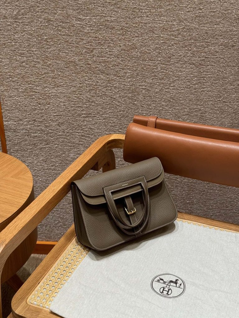 Halzan — 25 cm — Elephant Gray — leather — Gold-tone hardware