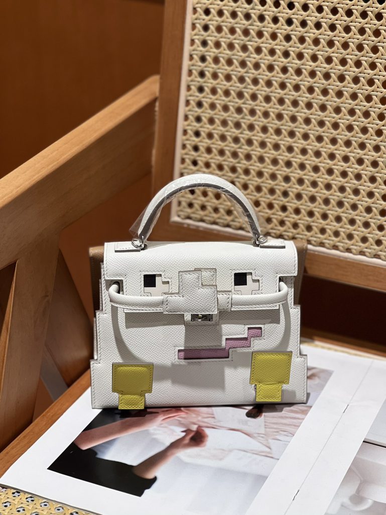 Kelly Doll Picto — 18 × 8 × 13 cm — Milkshake White — leather