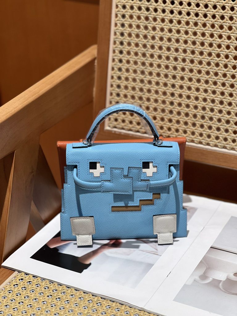 Kelly Doll Picto — 18 × 8 × 13 cm — Candy Blue — leather