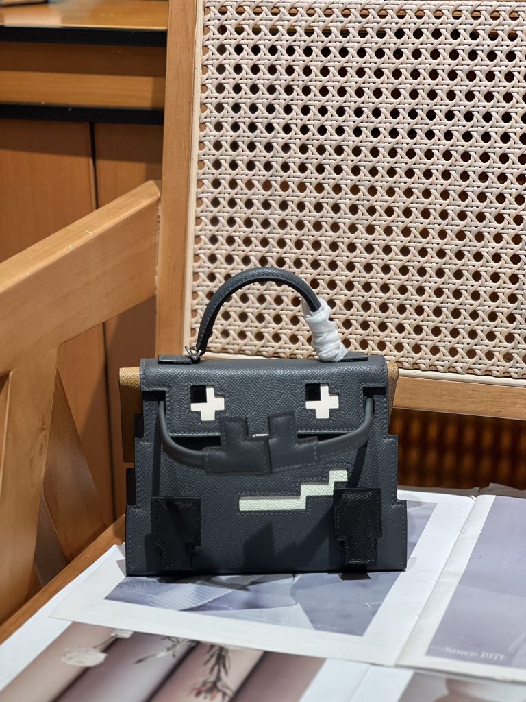 Kelly Doll Picto — 18 × 8 × 13 cm — leather