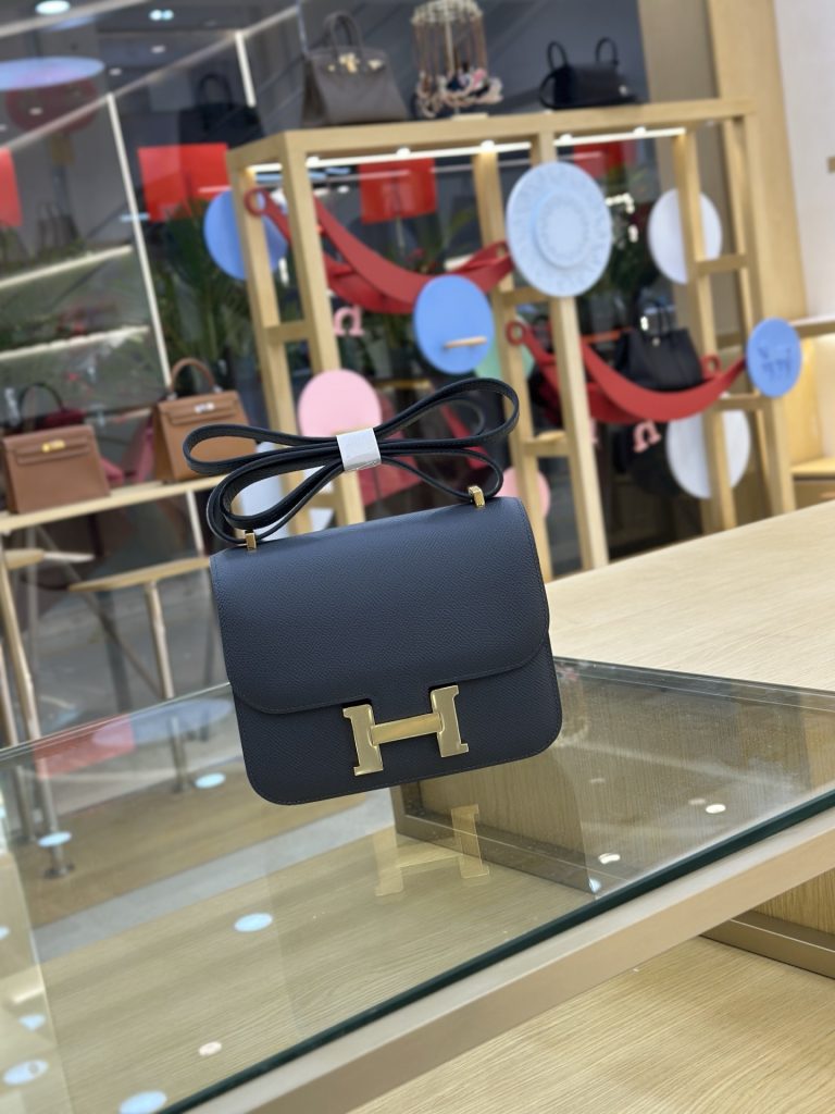 Constance — 19 cm — Haze Gray — Epsom leather — Gold-tone hardware