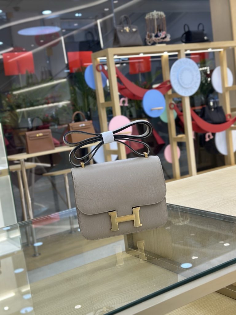 Constance — 19 cm — Trench Gray — Epsom leather — Gold-tone hardware